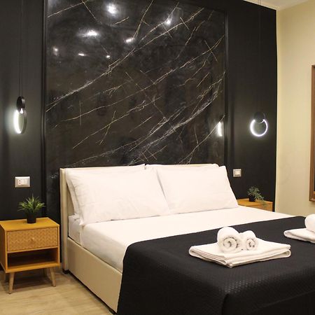 Blackwoody Contemporary Rooms - Napoli Centro Storico Via Toledo Exterior foto