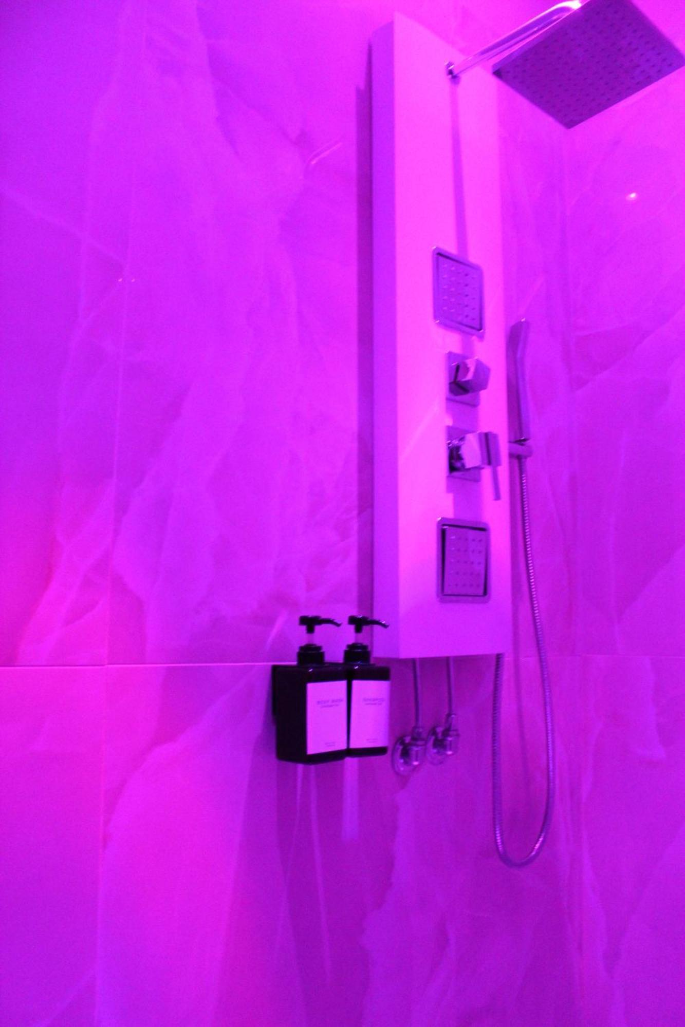 Blackwoody Contemporary Rooms - Napoli Centro Storico Via Toledo Exterior foto