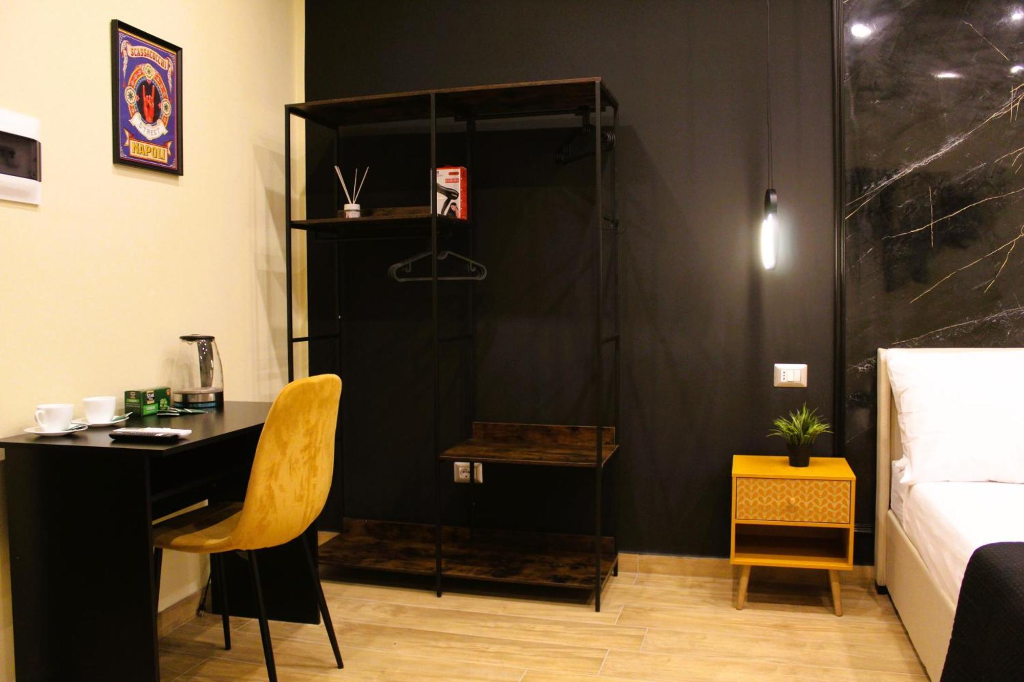 Blackwoody Contemporary Rooms - Napoli Centro Storico Via Toledo Exterior foto
