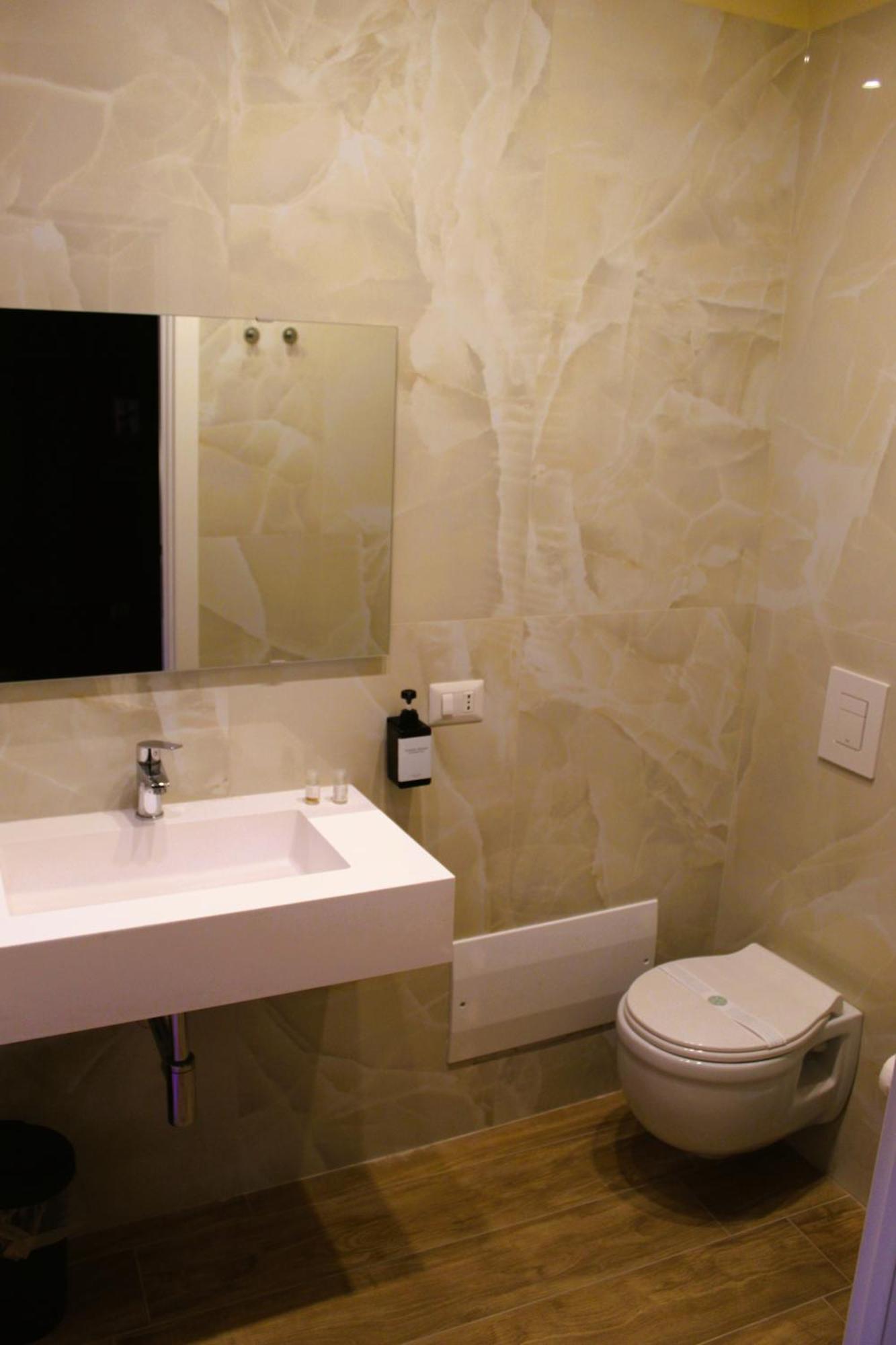 Blackwoody Contemporary Rooms - Napoli Centro Storico Via Toledo Exterior foto