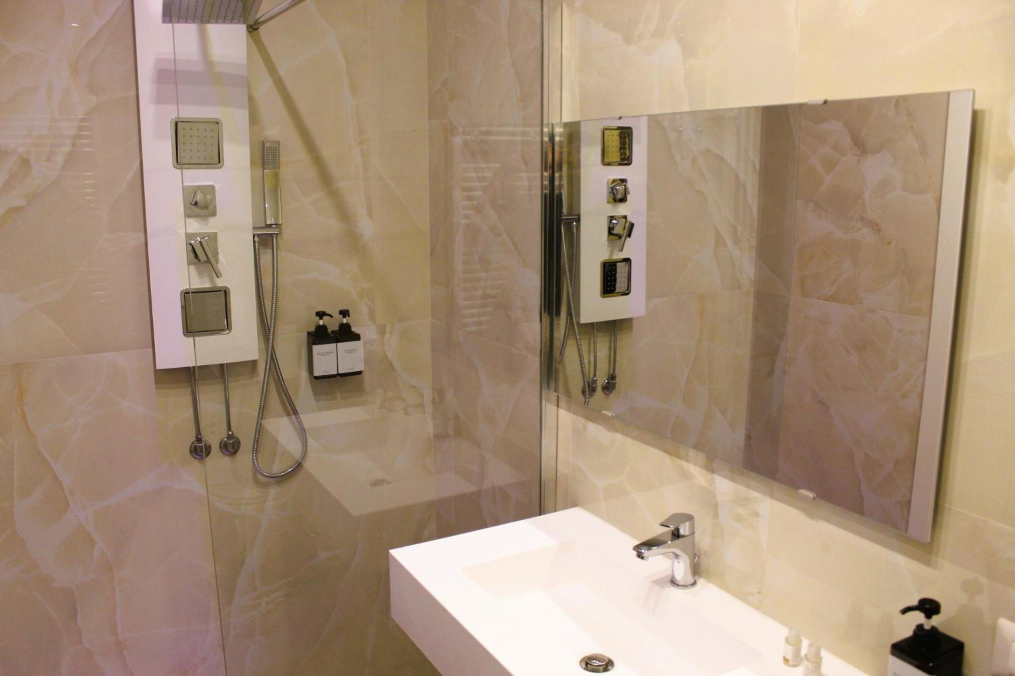 Blackwoody Contemporary Rooms - Napoli Centro Storico Via Toledo Exterior foto