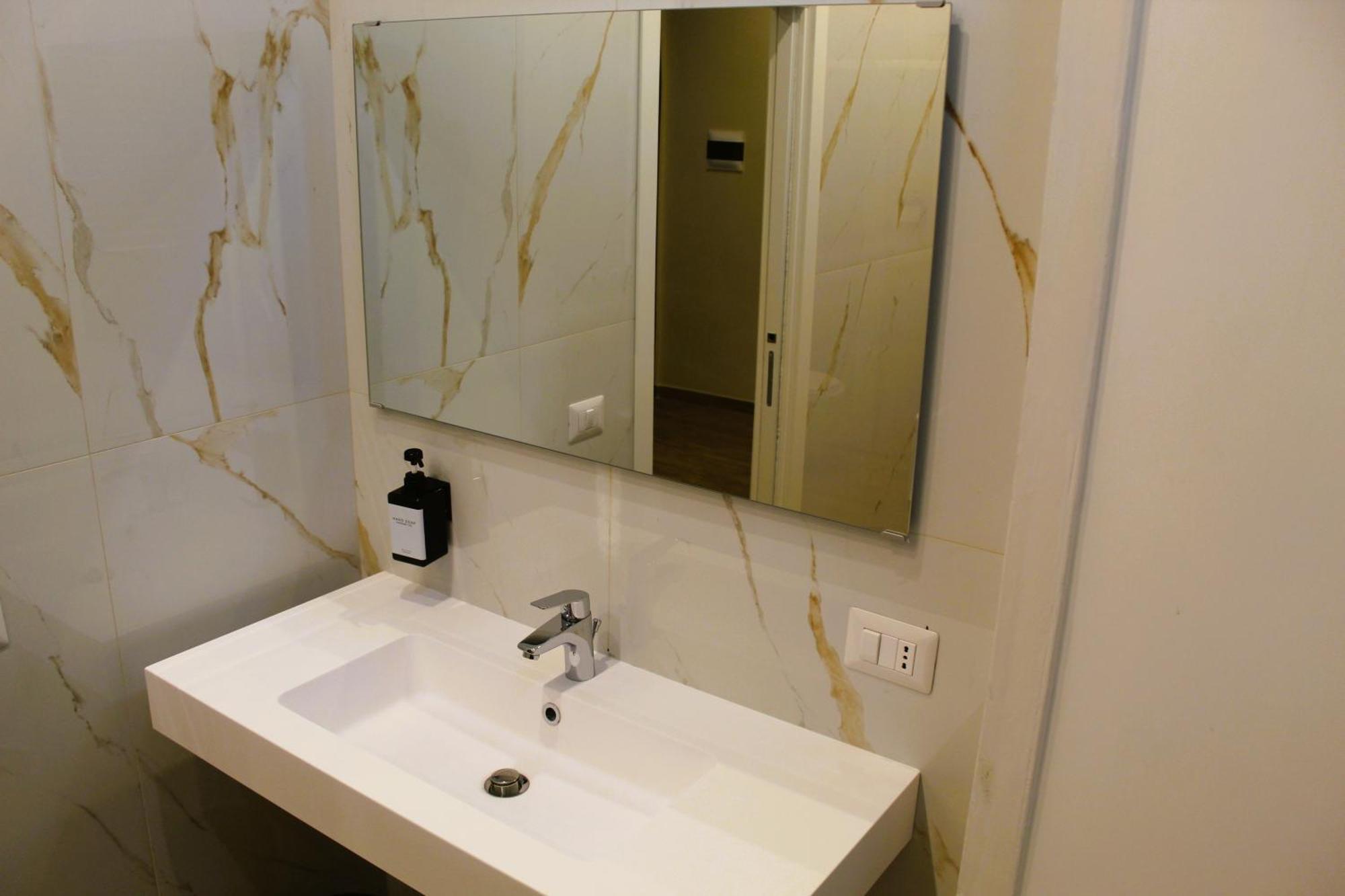 Blackwoody Contemporary Rooms - Napoli Centro Storico Via Toledo Exterior foto